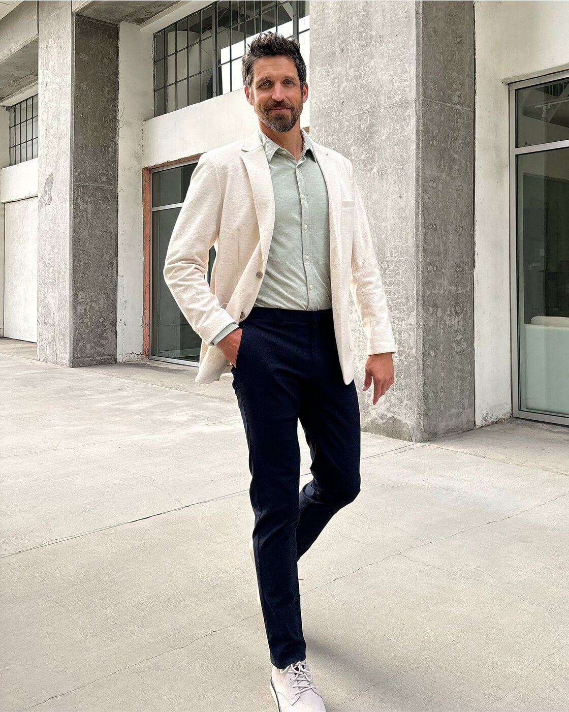 man wearing spring business casual outfit